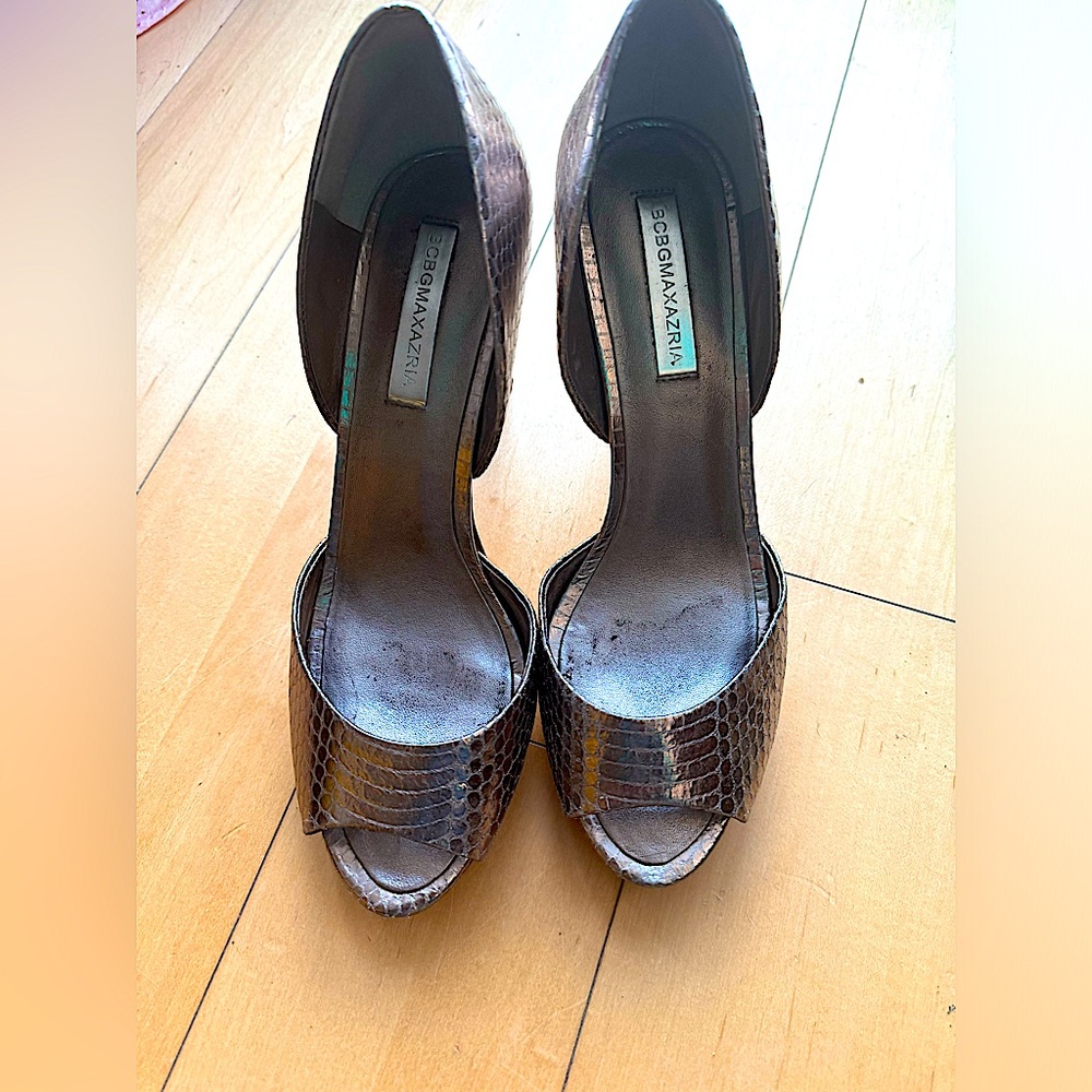 Size 9 BCBGMaxazria Metallic Silver Snake Print Platform Peep-Toe Stiletto Pump